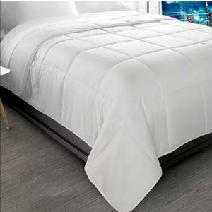Ella Jayne comforter down alternative Queen/Full NIP